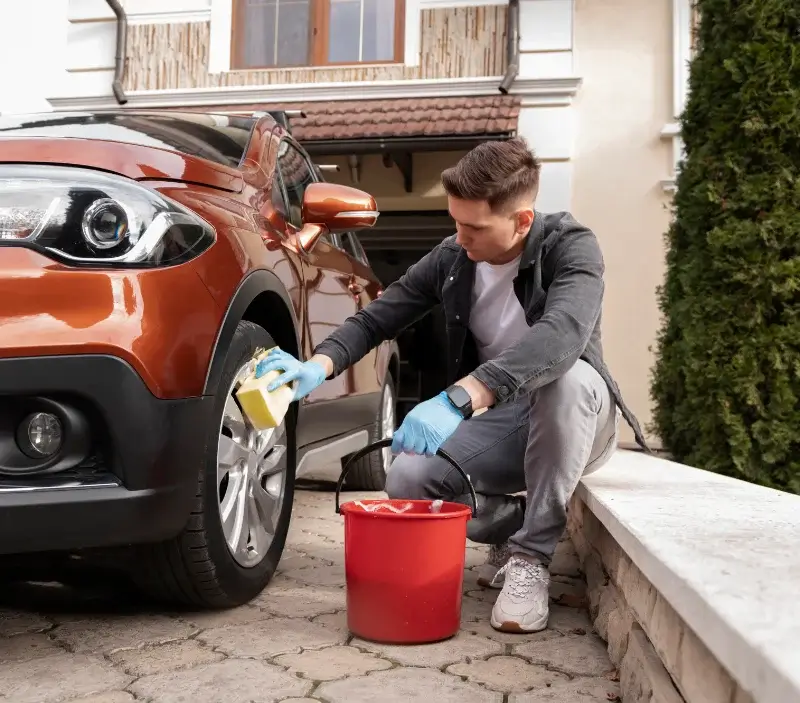 Lavage auto à domicile Unias : professionnel intervenant sur un véhicule